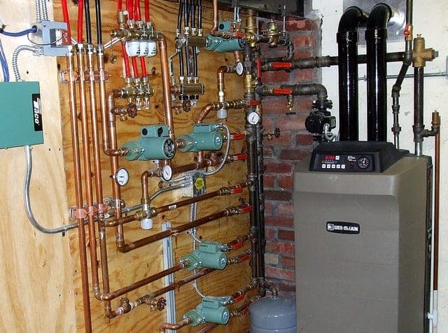 High-efficiency boiler with a copper manifold